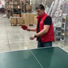 Ping-pong dans un entrepôt pendant la pause déjeuner