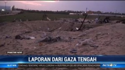 Melihat Lubang Bekas Serangan Rudal Israel di Gaza Tengah