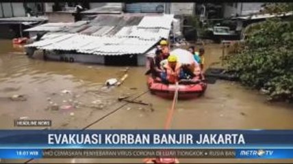 Petugas Damkar Evakuasi Korban Banjir di Kayu Putih