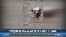 Tak Ada Jembatan, Warga Desa Alorawe Gotong Jenazah Seberangi Sungai