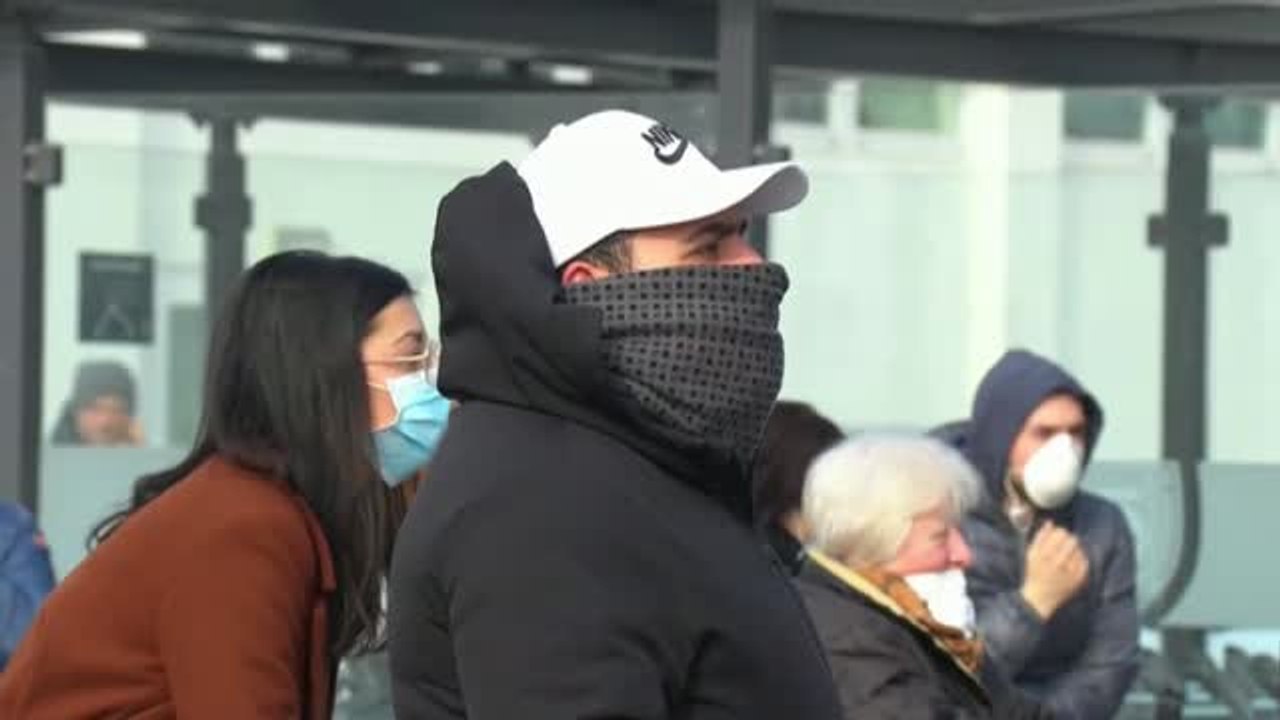 Colas para comprar comida en las zonas afectadas por el coronavirus en Italia