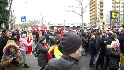 Almanya'da ırkçı saldırıya tepki olarak yürüyüş düzenlendi
