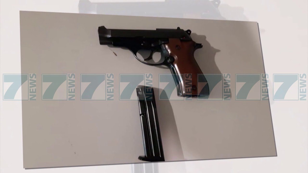 KAPET ME PISTOLETE NE RINAS, E KISHTE FSHEHUR ARMEN NE BAGAZHE - News, Lajme - Kanali 7