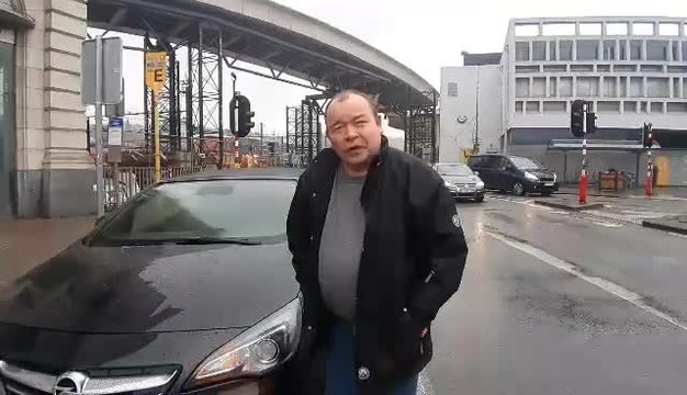 Après être passé sous la nouvelle rampe de bus à Namur, sa voiture est maculée de tâches blanches