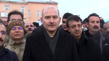 İçişleri Bakanı Soylu, Başkale'de çadırların kurulduğu alanda incelemelerde bulundu
