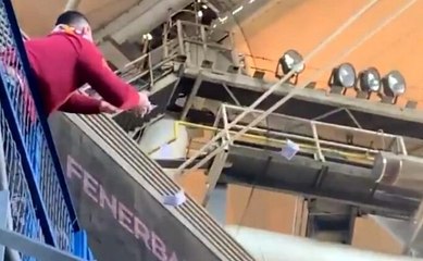 Galatasaray taraftarı, Fenerbahçe tribünlerine para attı