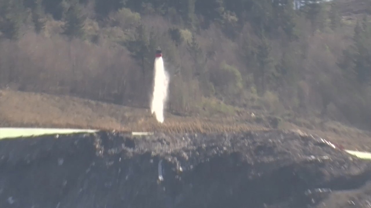 El vertedero de Zaldíbar es sellado con una espuma lanzada por el aire