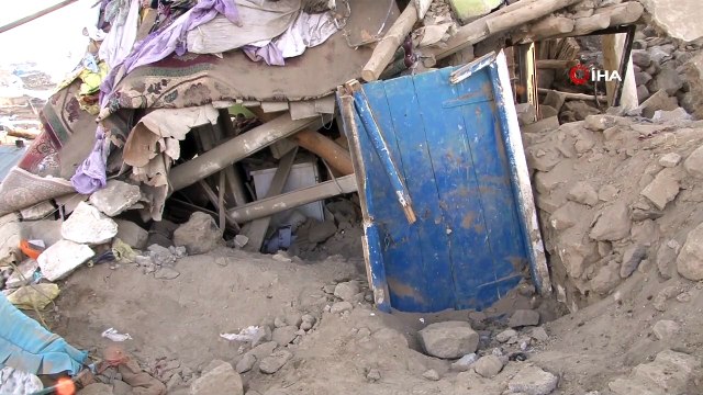 Başkale'deki depremden geriye kalan enkaz yığınları