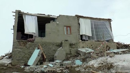 Enkazın altında kalan baba ve 4 çocuğu yaşamını yitirdi