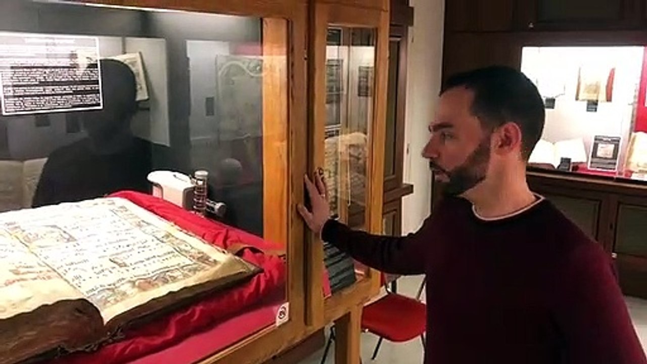 Dans la salle du trésor de la médiathèque de Saint-Dié-des-Vosges