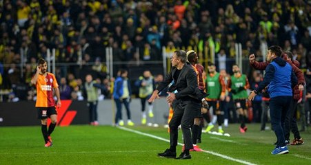 Fenerbahçeli taraftarlar, Ersun Yanal'ı istifaya davet etti!