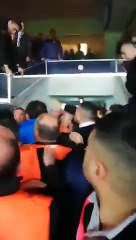 Fenerbahçe Başkanı Ali Koç, kendisine edilen küfürler sonrasında protokol tribününden aşağıya atladı