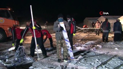 Başkale’de depremzedeler için çadırlar kuruluyor