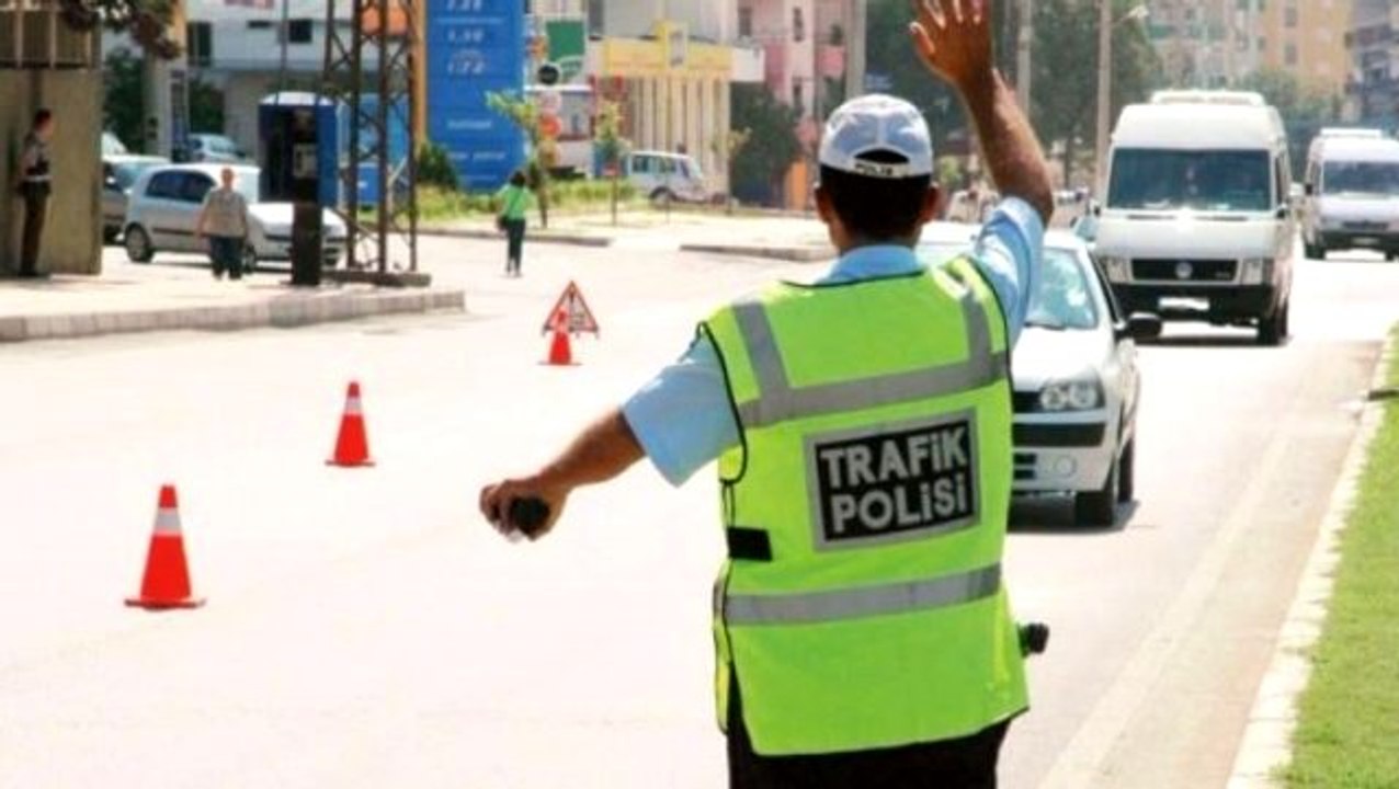 Kontrol noktasından kaçan sürücü, polis memurunun direksiyonunu tutmasıyla durmak zorunda kaldı