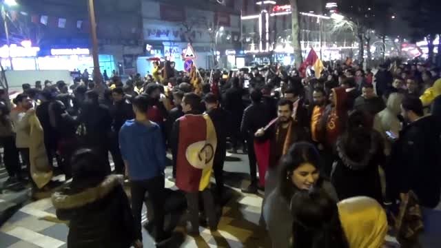 Galatasaray taraftarları Fenerbahçe galibiyetini kutladı