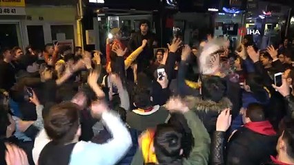 Galatasaraylı taraftarlar: 'Sabaha kadar buradayız'