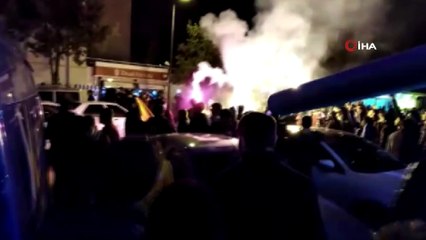 Galatasaray - Fenerbahçe taraftarları birbirine girdi