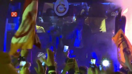 Galatasaray'a Florya'da meşaleli karşılama