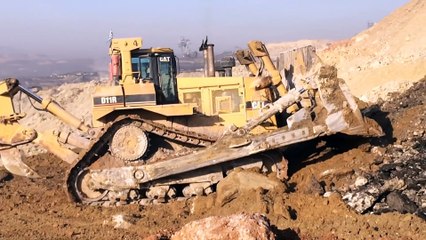 Caterpillar D11R Bulldozer[1]