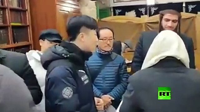 وفد كورى مصاب بكورونا يؤدى صلوات تلمودية بالحرم الإبراهيمى برفقة حاخام يهودى