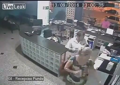 Le réflexe incroyable de cet employé qui rattrape un bébé de justesse