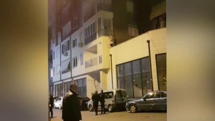 Ora News - Gruaja del në ballkon dhe kërcënon se do të hidhet