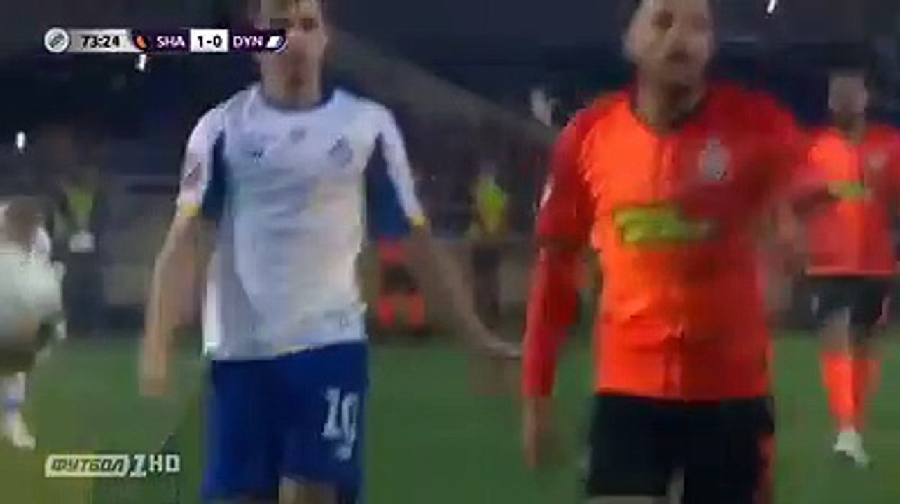 LE FRÈRE A CRAQUÉ ET IL A RAISON Scène révoltante lors de Chakhtar-Dynamo Kiev, Taison a été expulsé après avoir tiré en direction d'une tribune d'où provenaient des cris racistes.