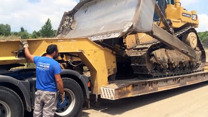 Transporting Cat D9R Dozer - Heavy Transports