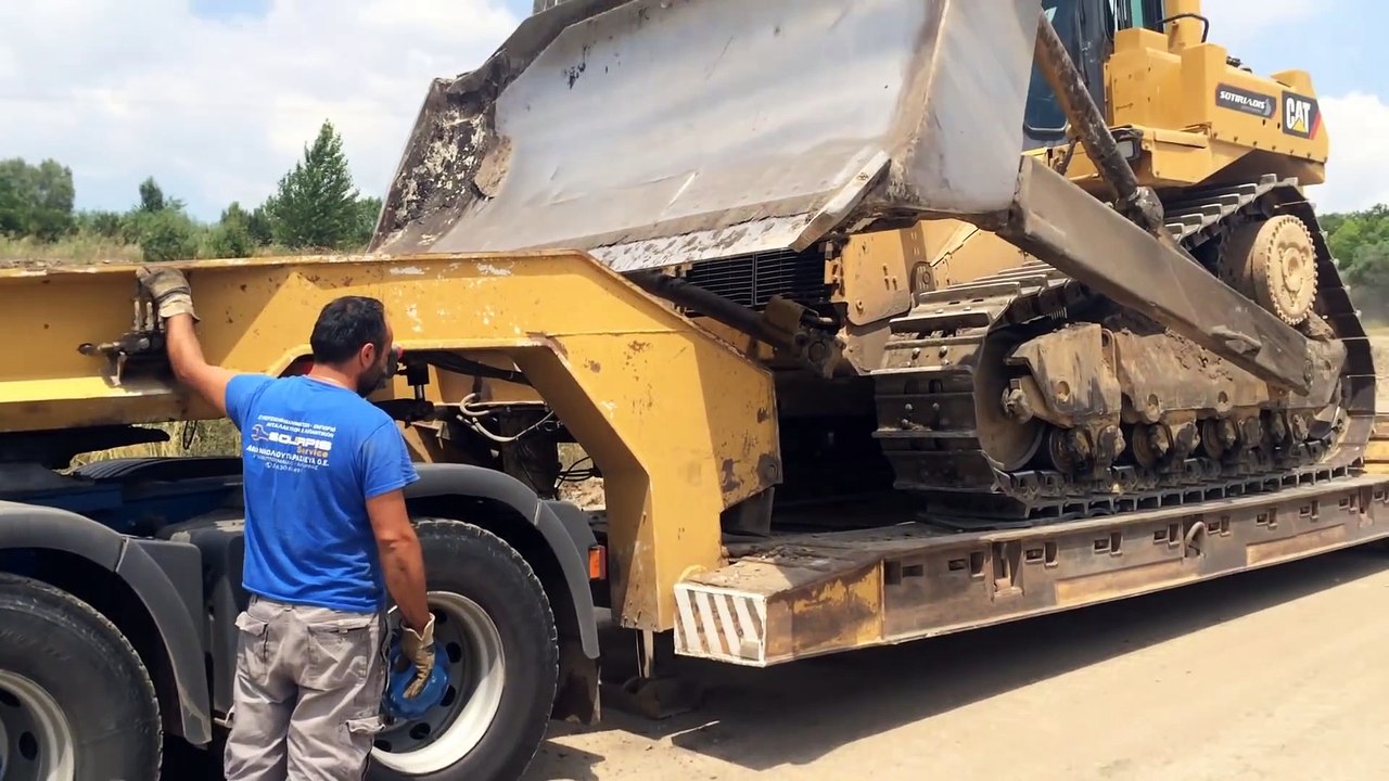 Transporting Cat D9R Dozer - Heavy Transports