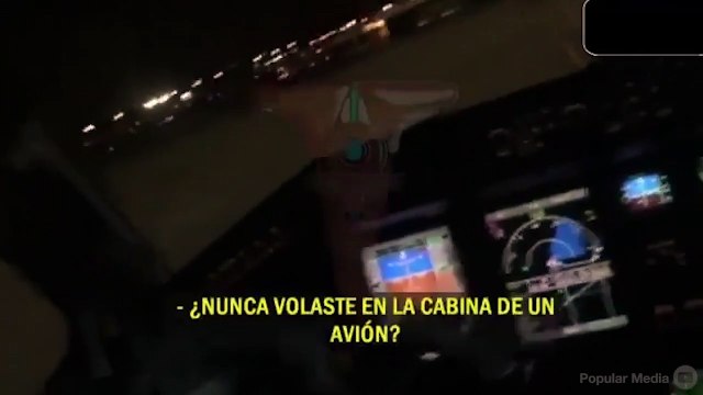 Los pilotos dejan que la actriz Vicky Xipolitakis despegue un avión