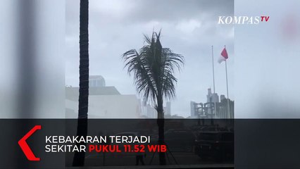 Gedung DPR Kebakaran, Warga Panik Berhamburan Keluar