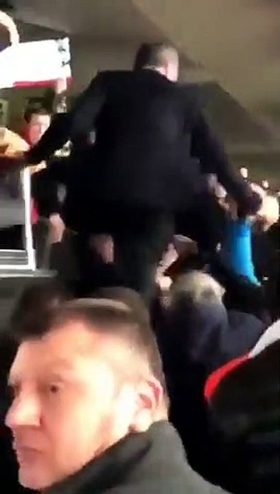 Ali Koç, Fenerbahçeli taraftarların arasına böyle atladı