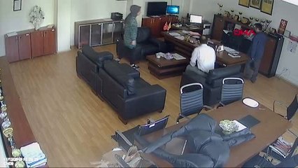 Müdür odasında öğrenciye saldırı kamerada