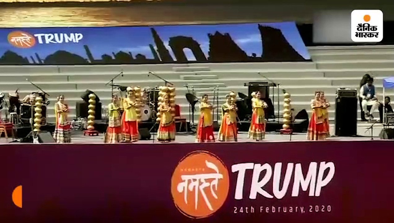 मोदी ने ट्रम्प को गले लगाकर स्वागत किया: 22 किमी का रोड शो शुरू, दोनों नेता साबरमती आश्रम भी जाएंगे
