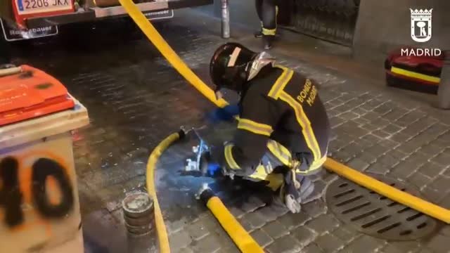 Los bomberos rescatan a un hombre del incendio de su vivienda en Madrid