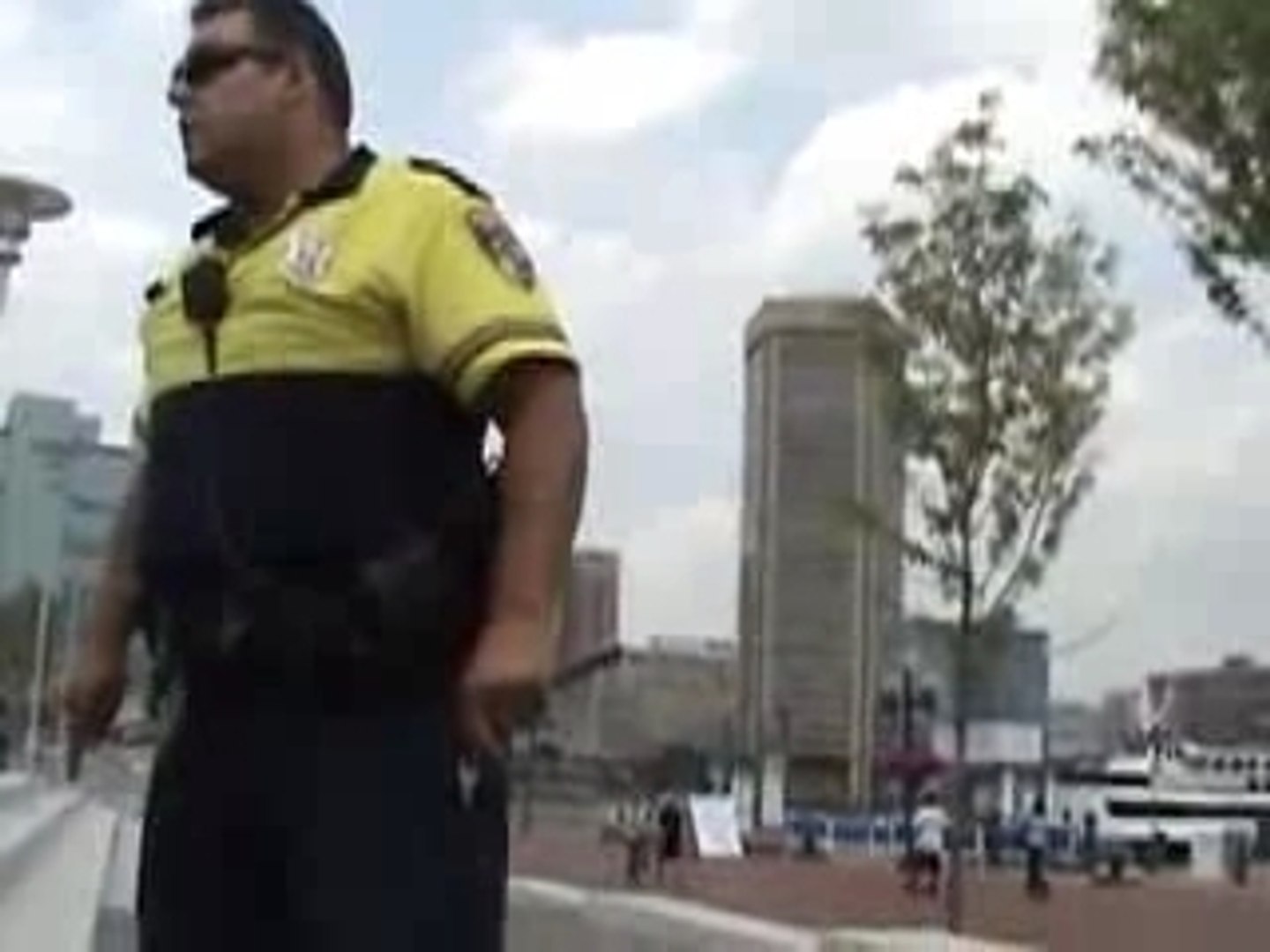 Policier-baltimore-skateboarder
