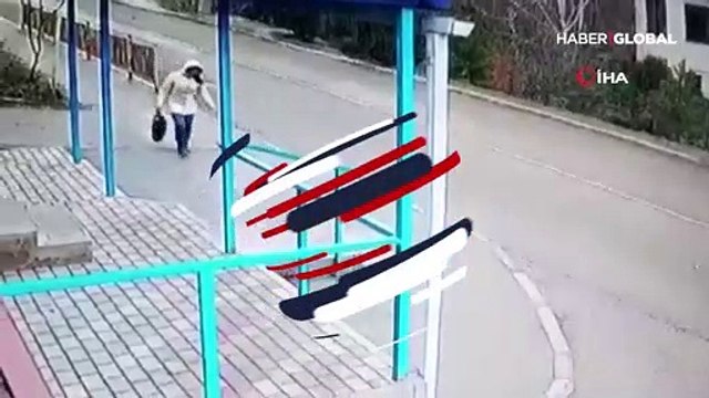 Bir anlık dalgınlık ölümle burun buruna getirdi, mucize eseri kurtuldu