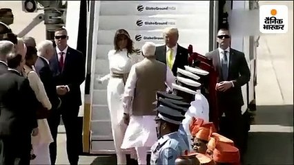 साबरमती आश्रम पहुंचे ट्रम्प ने चलाया चरखा