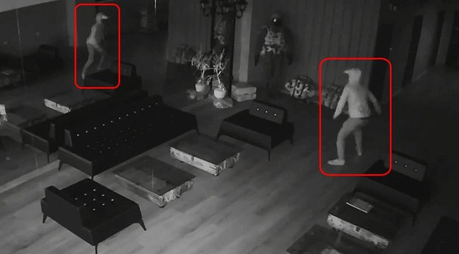 Aynada kendisinden korkan hırsız, panikle kaçtı