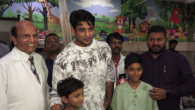 Bigg Boss 13 Winner Sidharth Shukla पहली बार दिखे public के बीचो बीच,देखिए Video | FilmiBeat