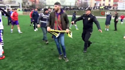 Maçtan sonra saha karıştı, futbolcular birbirine girdi