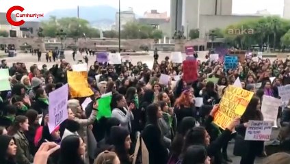 Meksika’da kadınlar, anayasa mahkemesini ateşe verdi