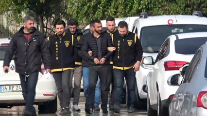 Çiçek alan kadının telefonunu çalarken kameraya yakalanan zanlılar tutuklandı