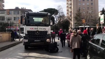 Kadıköy'de beton mikserinin çarptığı yaya yaralandı