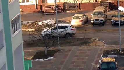 Faire balancer un enfant depuis son appartement