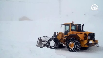Bitlis'in zorlu coğrafyasında karla mücadele ediyorlar