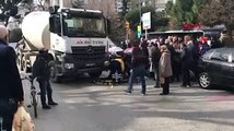 Kadıköy'de beton mikseri çarptı