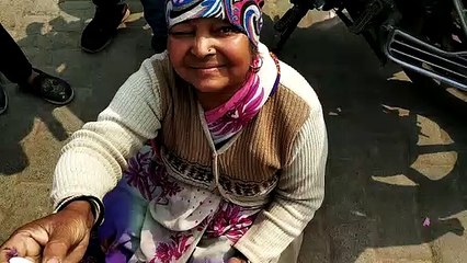 इटावाः जिला अस्पताल में आखिर क्यों नहीं हो रहा है इस महिला का उपचार ?