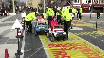 Çanakkaleli öğrencilere, mobil trafik eğitim tır'ında eğitim