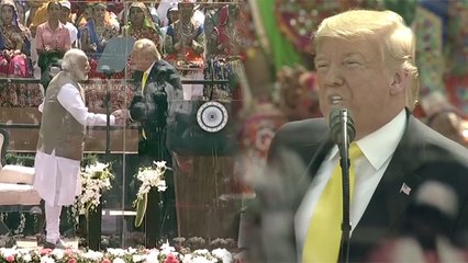 Donald Trump ने PM Modi को कहा CHAIWALA, Speech रोककर मिलाया हाथ | Boldsky